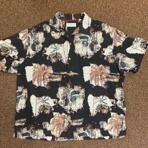 Men’s button down Caribbean top.